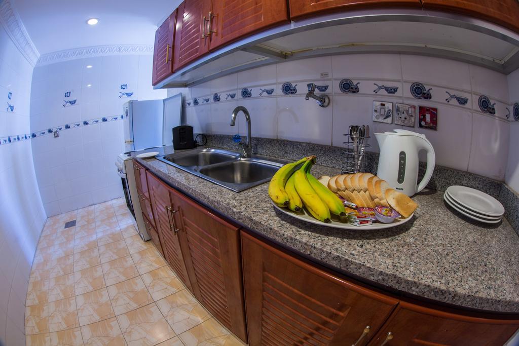 Sara Plaza (Adults Only) Aparthotel Kuwait City Rum bild